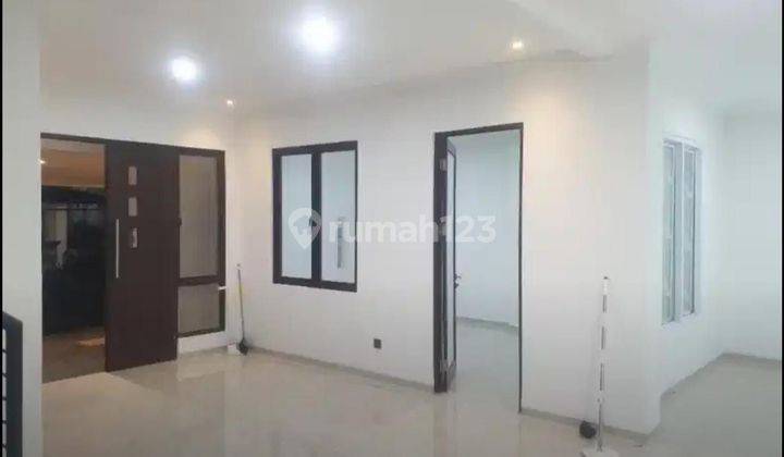 Dijual Rumah Bagus, 3 Lantai, Area Kota Wisata  2