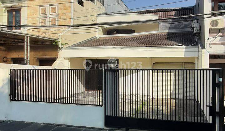 Rumah Lokasi Strategis Dengan Area Parkir Luas @meruya 1