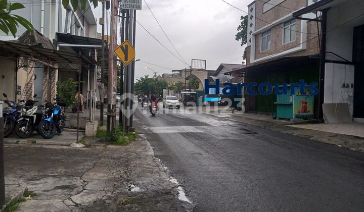 Strategic 2-Story Commercial Space on the Side of the Second Busy Main Road in Banjarsari, Solo Strategic 2-Story Commercial Space on the Side of the Second Busy Main Road in Banjarsari, Solo