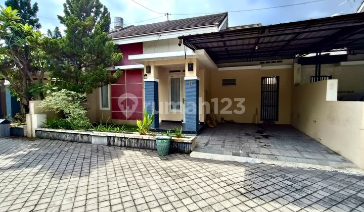 Nice House Ready to Live in Fajar Indah Housing Complex Nice House Ready to Live in Fajar Indah Housing Complex