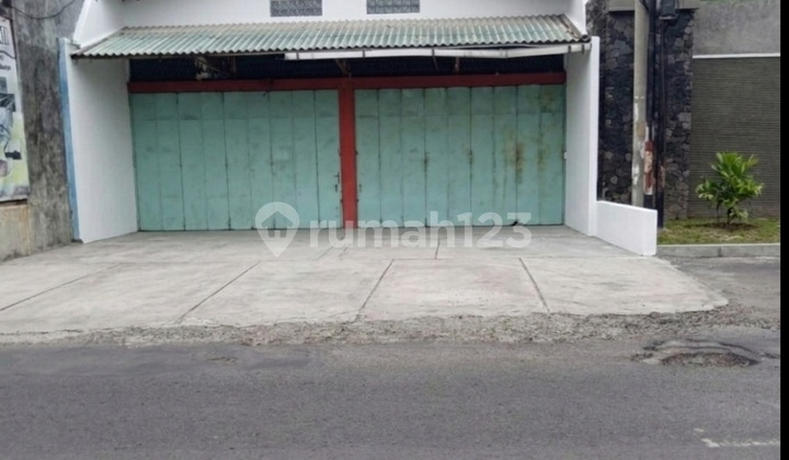 Gudang Sekaligus Tempat Tinggal di Pinggir Jalan Raya Utama