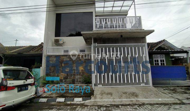 Rumah bagus 2 lantai di perumahan dekat The Park Mall Solo Baru.