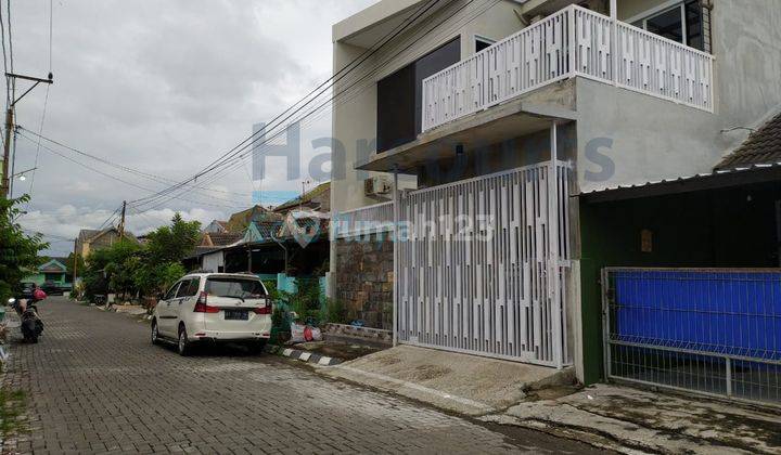 Rumah bagus 2 lantai di perumahan dekat The Park Mall Solo Baru. 2