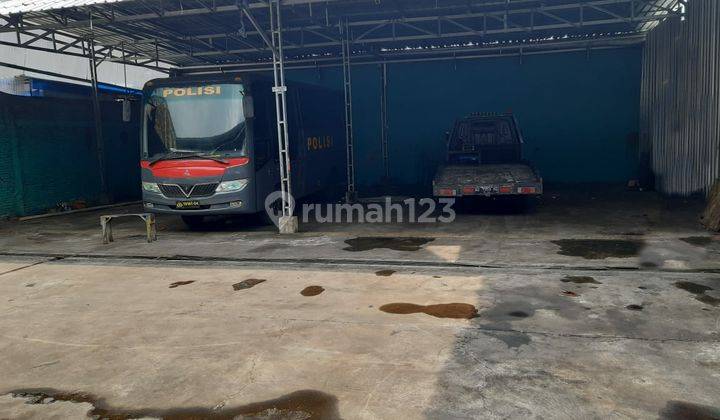 Ruang usaha pinggir jalan raya kawasan di pusat bisnis 2