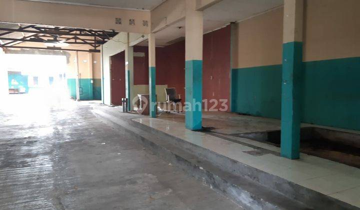Ruang usaha pinggir jalan raya kawasan di pusat bisnis 3