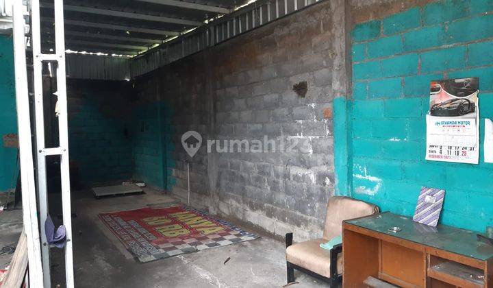 Ruang usaha pinggir jalan raya kawasan di pusat bisnis 6