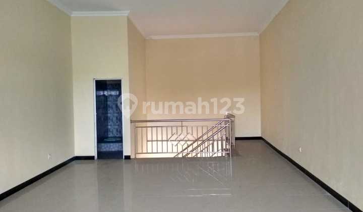 Ruko baru strategis 2 lantai siap pakai di jalan raya provinsi Adi Sumarmo 2