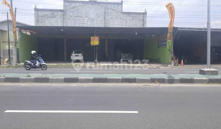 Gudang bekas showroom mobil 1