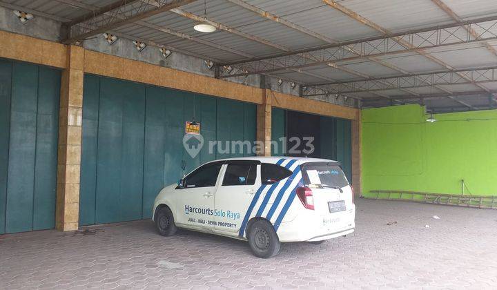 Gudang bekas showroom mobil 2