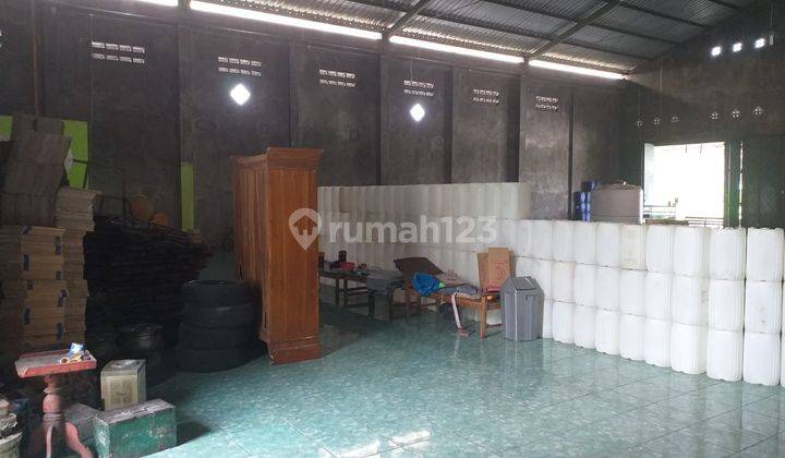 Gudang bekas showroom mobil 9