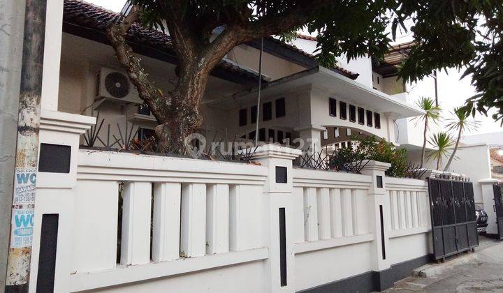 Rumah bagus 1,5 lantai tengah Kota Solo  1