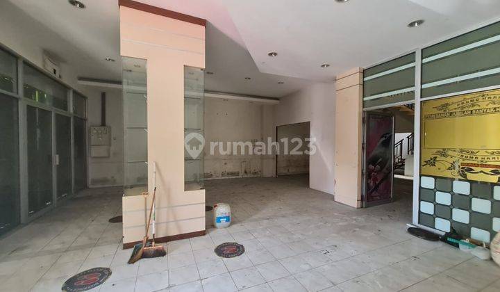 Ruko 3 lantai strategis di Jalan MH. Thamrin 9