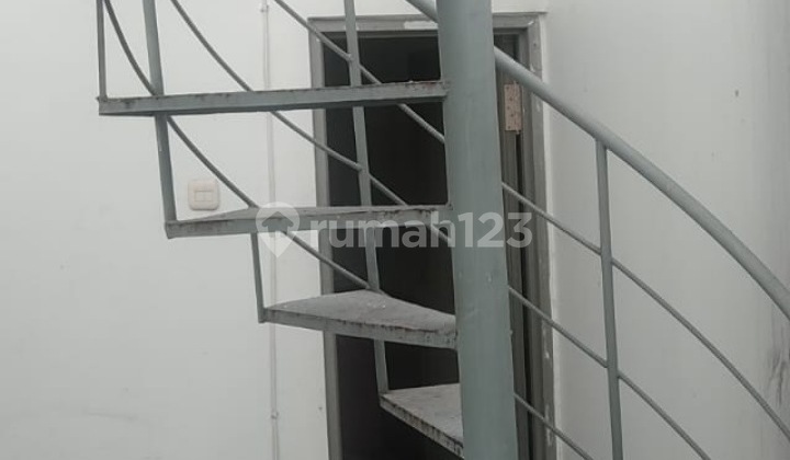 Rumah 2 lantai siap huni + sejumlah perabot di cluster 8