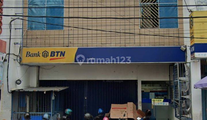 Ruang usaha eks bank di depan Pasar Gede 1