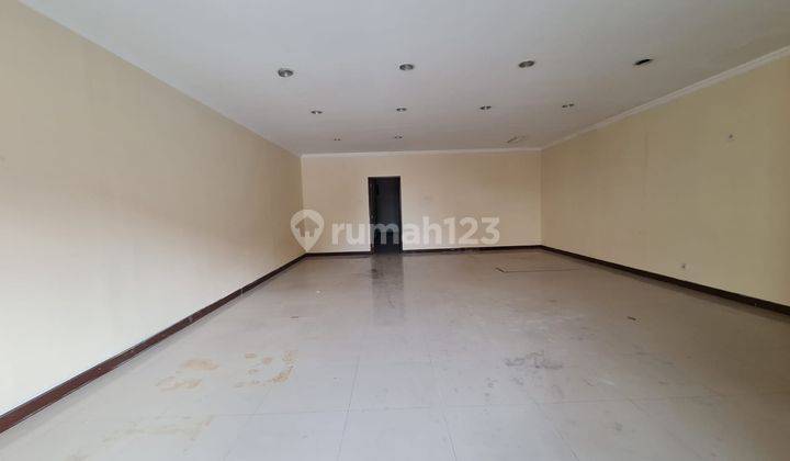 Ruang usaha eks bank di depan Pasar Gede 3