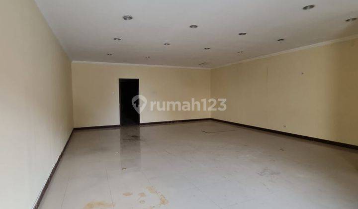 Ruang usaha eks bank di depan Pasar Gede 5