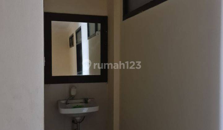 Ruang usaha eks bank di depan Pasar Gede 8