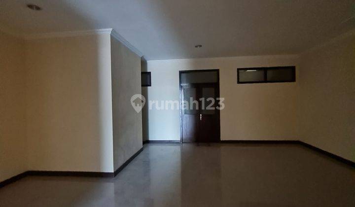 Ruang usaha eks bank di depan Pasar Gede 7