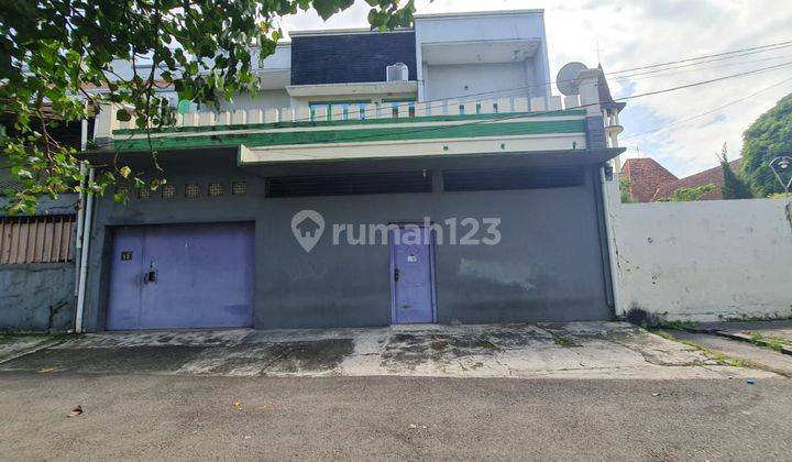 Rumah strategis hitung tanah di pinggir Jalan Ahmad Yani, Solo 1