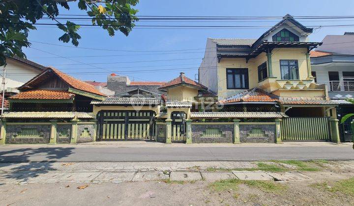 Rumah etnik kayu dekat Jalan Adi Sucipto dan Slamet Riyadi, Solo 1