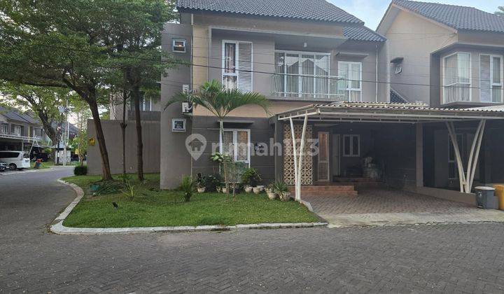 Rumah mewah 2 lantai full furnished dengan interior mewah di cluster elit 1