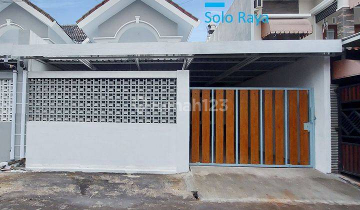 Rumah bagus siap huni di cluster elit di pusat kota Solo Baru 1