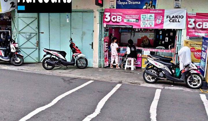 Rumah & kios dekat Jalan RE Martadinata & Pasar Gede, Solo 2