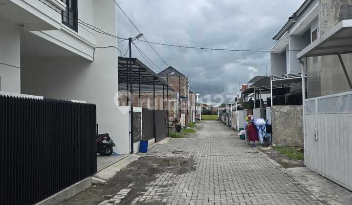 2-Story Villa with Swimming Pool & Mount Lawu View in Karangangayar City 2