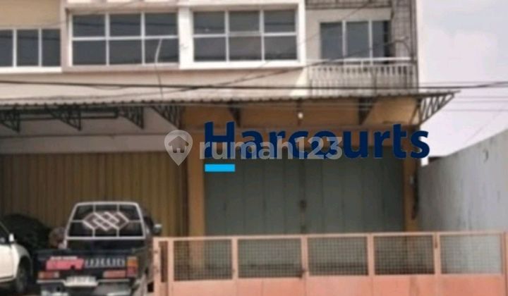 Strategic 3-story shop house on the side of the Solo - Tawangmangu main road, Jaten.