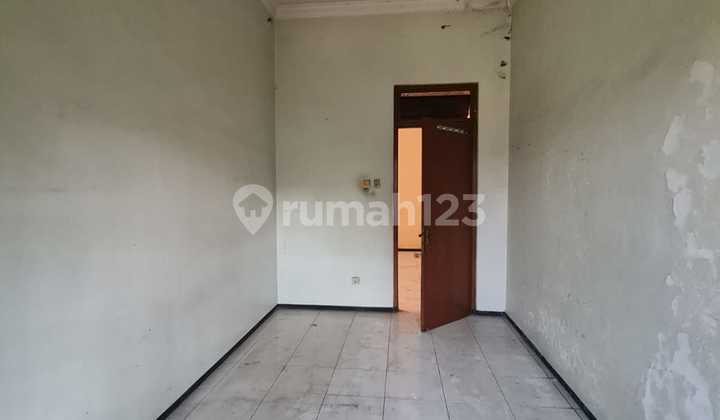 Strategic 2.5-Story Shop House on Adi Sumarmo Street, Nusukan, Banjarsari, Solo 2