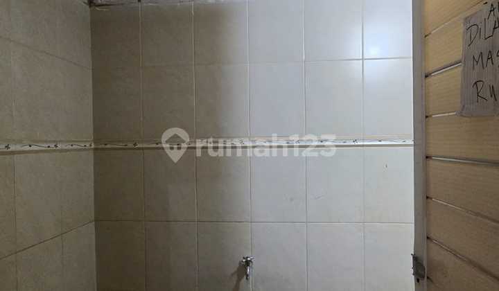 Good Strategic 3.5 Floors Shop House on Yos Sudarso Street, Serengan, Solo 2