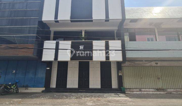 Ruko dengan interior terbaik dan termewah di pusat pertokoan dan perkantoran Solo Baru 1