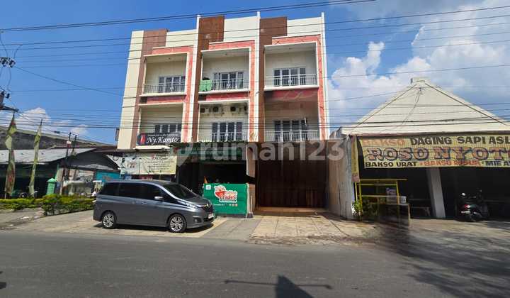 Strategic 3-Story Shophouse in the Center of Activity at Jaya Wijaya Street, Mojosongo, Jebres, Solo.