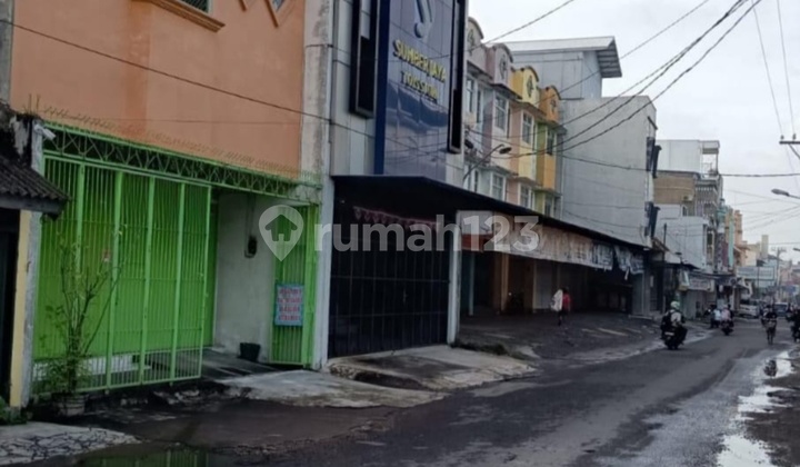 Ready-to-Occupy 3-Story Shop House Near Gladag Square and Slamet Riyadi Street, Solo 2