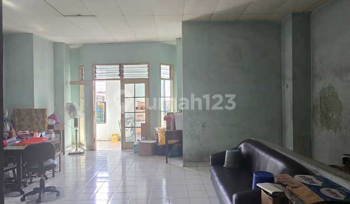 Strategic 4-Story Shop House in the Business and Shopping Area of Jalan Yos Sudarso, Solo 2