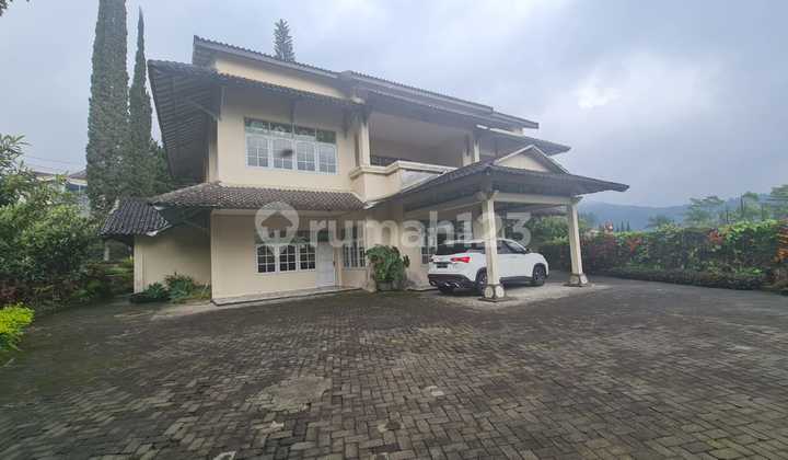 Vila Mewah Dengan Lapangan Tenis Di Pinggir Jalan Raya Blumbang Tawangmangu Vila Mewah Dengan Lapangan Tenis Di Pinggir Jalan Raya Blumbang Tawangmangu