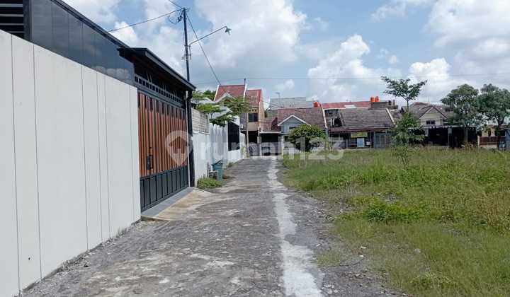 Strategic Land Ready to Build Near Baturan Field & Klodran Toll Gate in Baturan, Colomadu, Solo. Strategic Land Ready to Build Near Baturan Field & Klodran Toll Gate in Baturan, Colomadu, Solo.