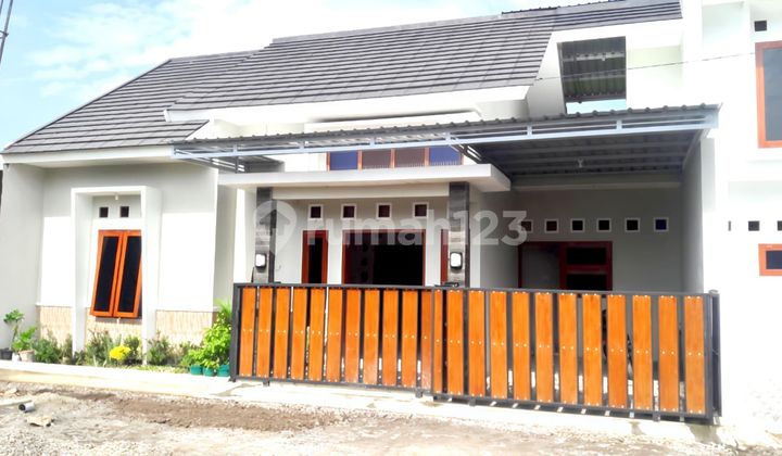 Nice Corner 2-Story House Fully Furnished in Gawanan Colomadu Cluster