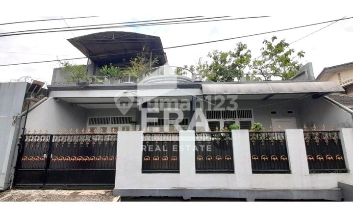 Selling a cool house in Larangan Indah Tangerang immediately.