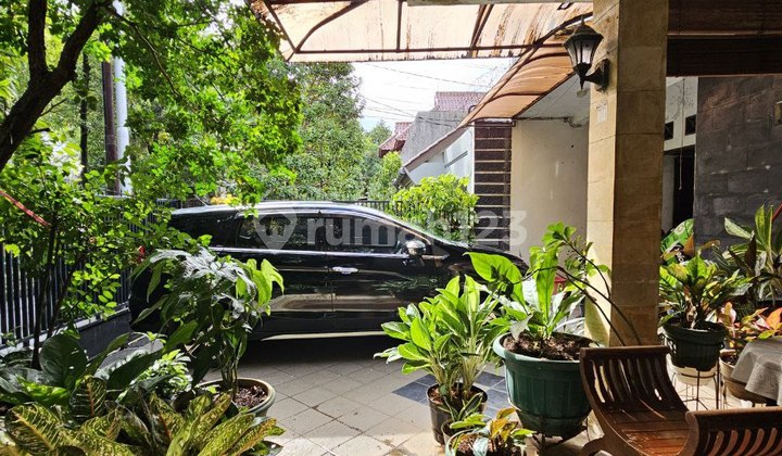 Warm and Comfortable Residence in an Elite Complex in Kebayoran Baru, South Jakarta Warm and Comfortable Residence in an Elite Complex in Kebayoran Baru, South Jakarta