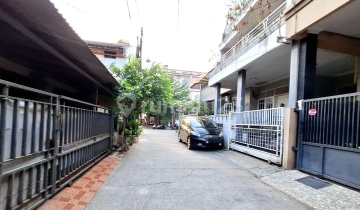 Rumah di Grand Galaxy Bagus Siap Huni Strategis