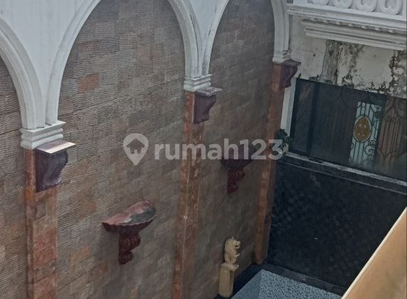 Rumah Mewah 2,5 Lantai Dengan Kolam Renang 2