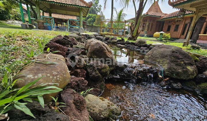 Javanese Style Villa House (Java Model) With A Spacious Garden In Purwakarta
