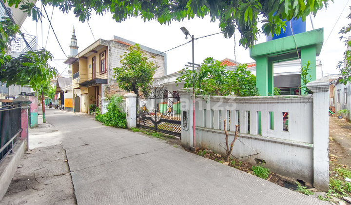 Spacious 3-Bedroom House 15 Minutes to Sari Asih Hospital Cipondoh Facing East J38880 2