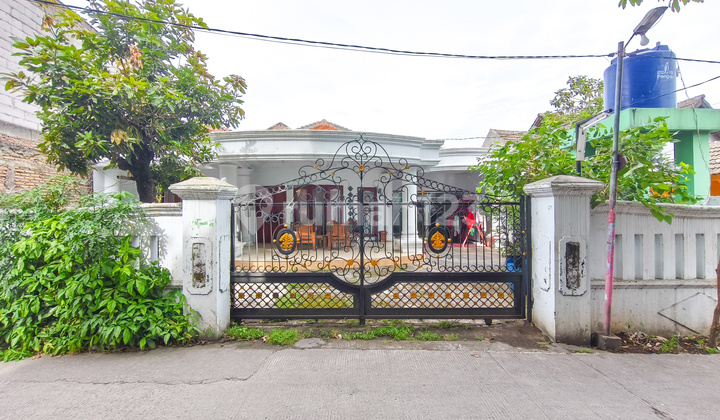 Spacious 3-Bedroom House 15 Minutes to Sari Asih Hospital Cipondoh Facing East J38880 1