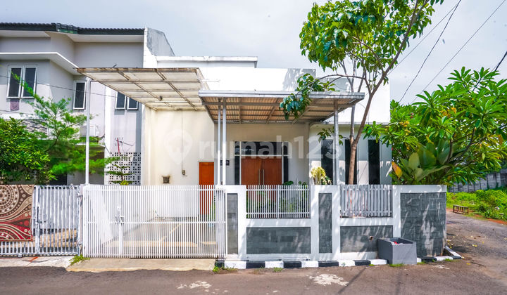 Well-Maintained Hook House 10 Minutes to Cimanggis Toll Gate, KPR Assisted J25351