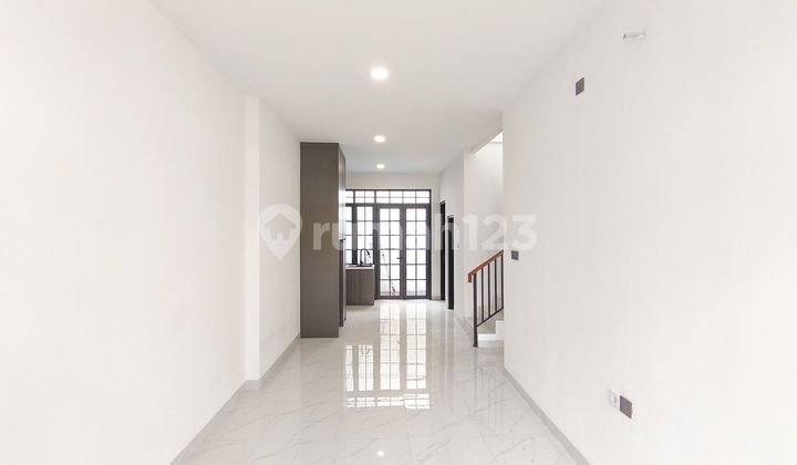 Rumah SHM 10 Menit ke Mall Paradise Walk Serpong Hadap Utara J39398 2