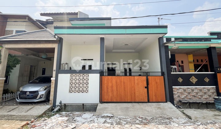 Minimalist House in Bekasi 10 Minutes to Hospital and Station Flood-Free J38109