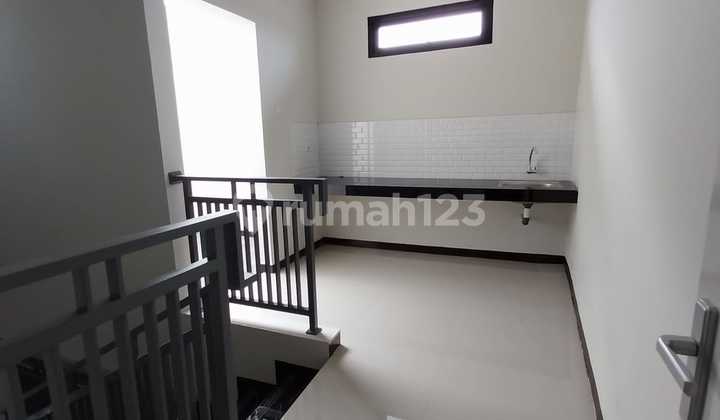 For Rent: Good Strategic Shophouse on Main Road Cisaranten Arcamanik, 6 Months Overcontract, 3 Floors For Rent: Good Strategic Shophouse on Main Road Cisaranten Arcamanik, 6 Months Overcontract, 3 Floors