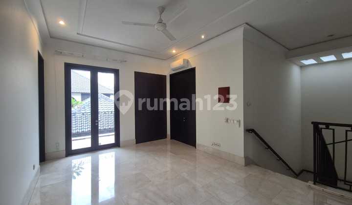 Disewakan Rumah Mewah, Cantik dan Asri di Pejaten Barat Area di Dalam Compound. 2